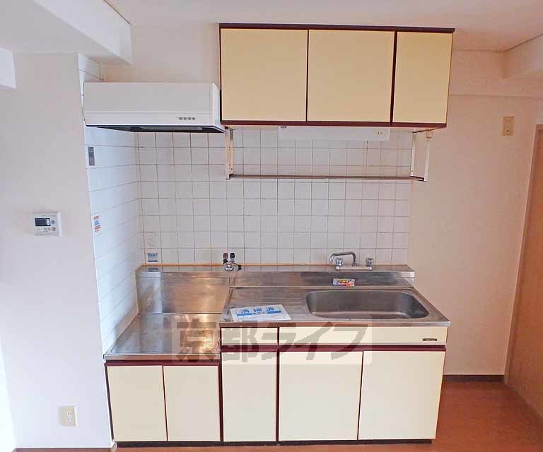 キッチン　調理スペースがしっかりとある広々としたキッチンです。