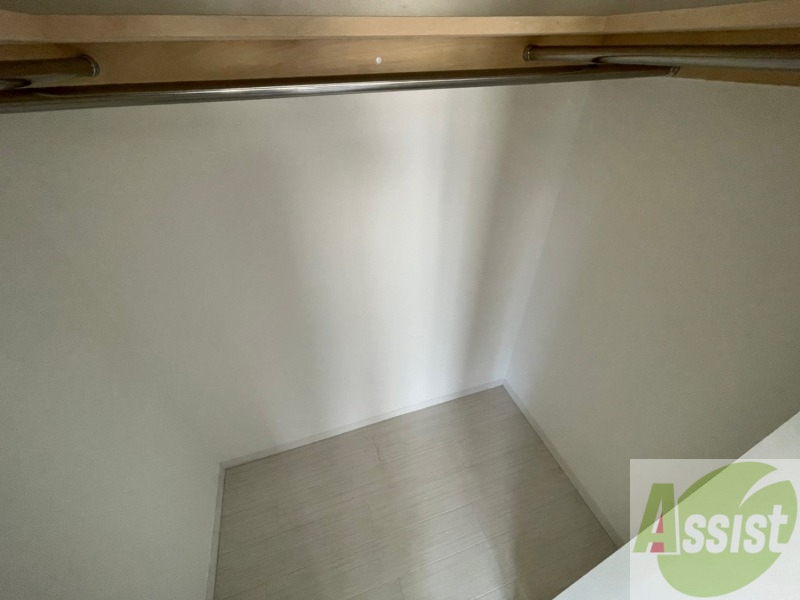 収納　クローゼットを開けてみました。奥行きがありますね。