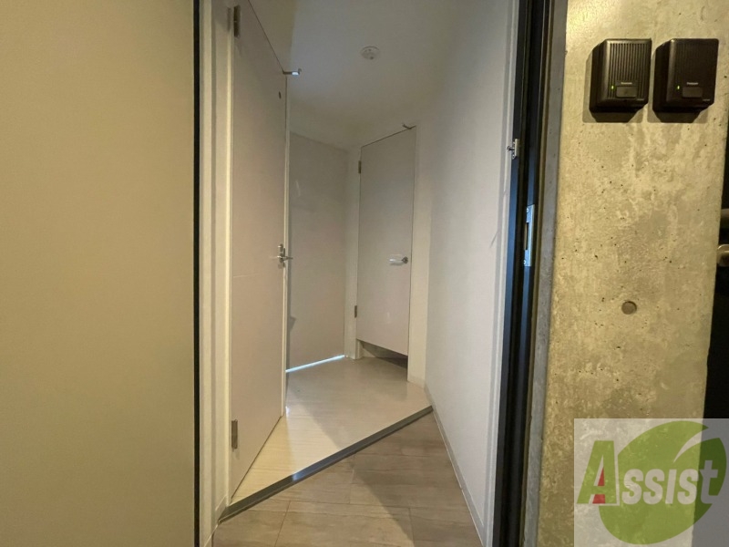 玄関　玄関の様子です。広い洋室にすぐ繋がっています。