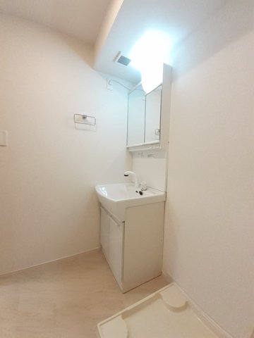 洗面設備　明るい洗面所です