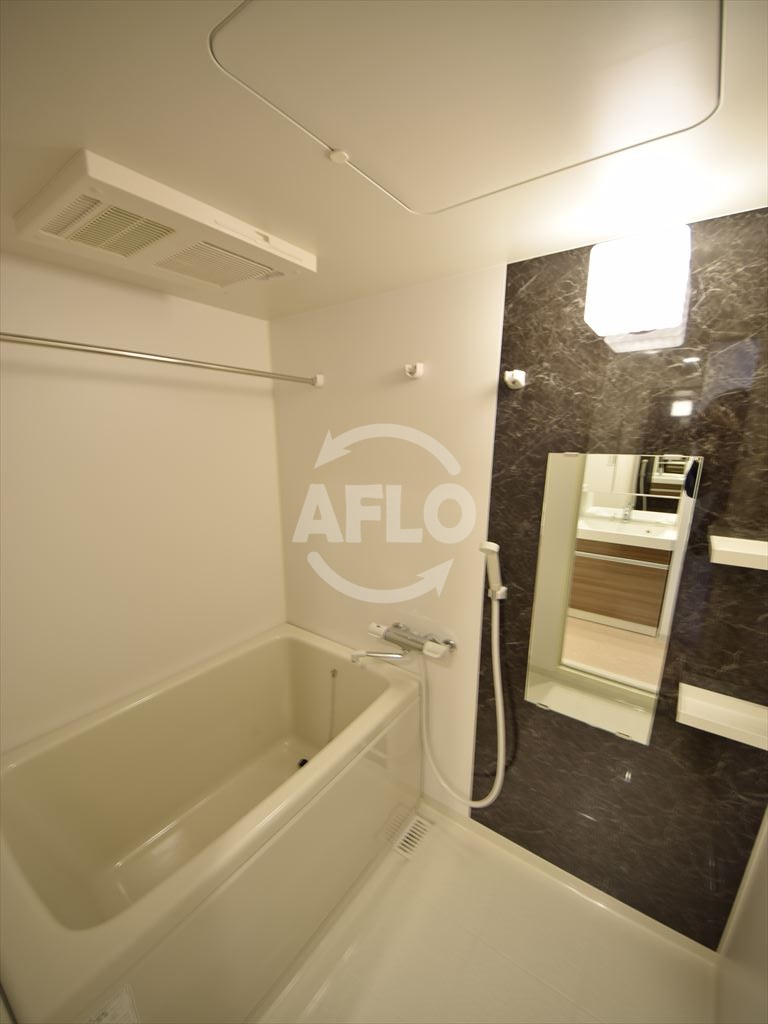 バス・シャワールーム　ルーエ本町　浴室