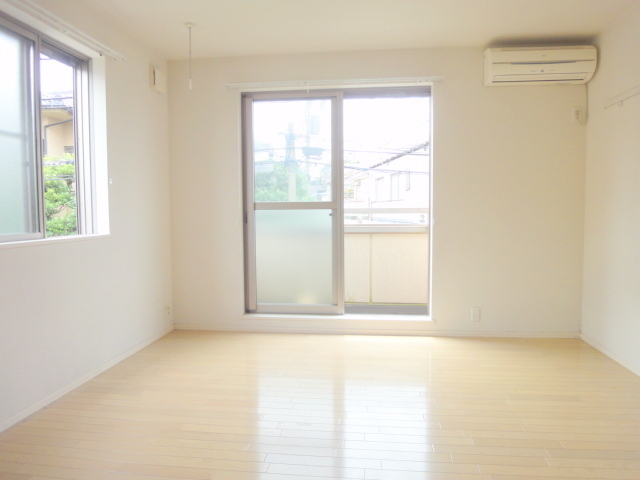 居室・リビング　★洋室広々７．６帖★南向きで陽当り良好です★