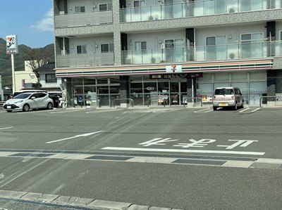 コンビニ　セブンイレブン山口泉町店（コンビニ）まで392m