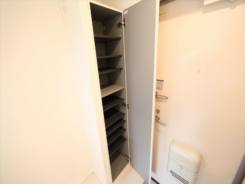 玄関　玄関　シューズボックス付（収納充実してます）