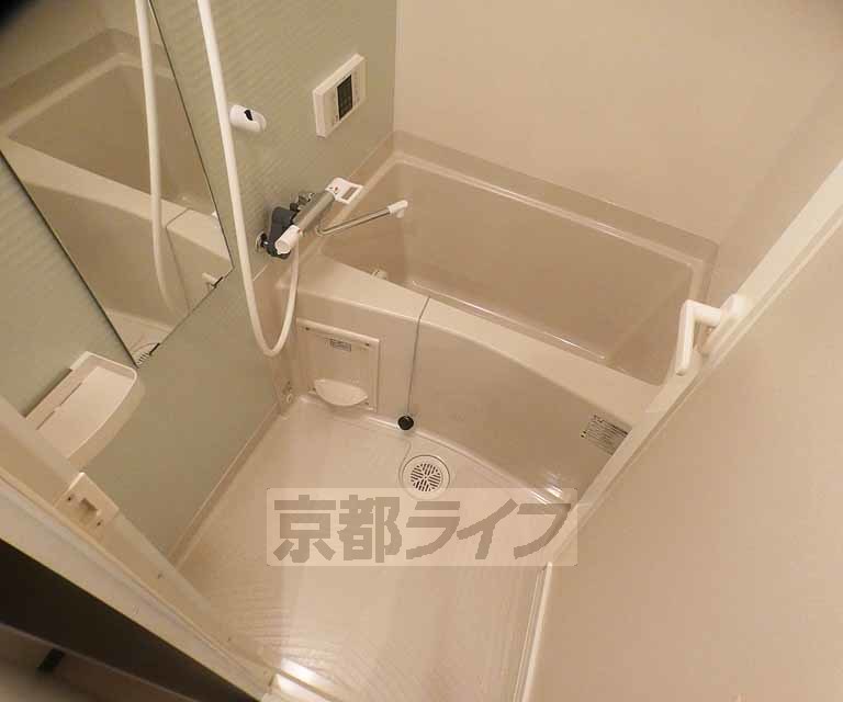 バス・シャワールーム　清潔感のあるお風呂です