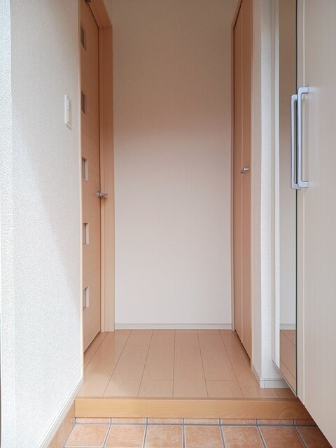 玄関　★便利な姿見付きシューズＢＯＸ付★