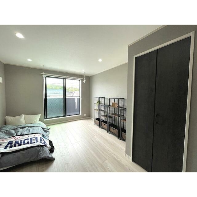 その他部屋・スペース　洋室は７．３帖。賃貸アパートでは珍しいグレーの壁紙×ホワイト