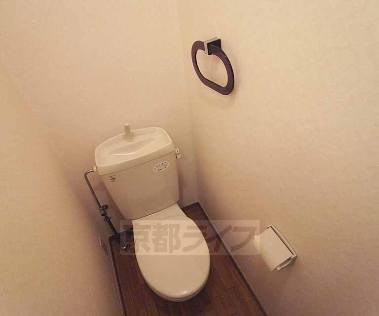 トイレ　おトイレはタオル掛けも付いてます。