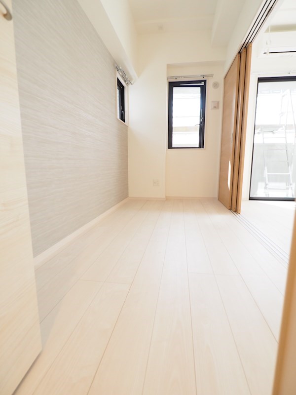 その他部屋・スペース　アクセントクロスありのオシャレな洋室。ダブルベッドもOKなサ