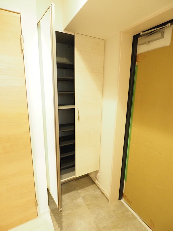 玄関　玄関が広く、開放感のあるお部屋です。