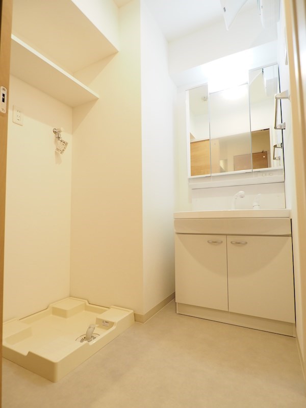 洗面設備　洗面所が広く、使いやすい間取りです。