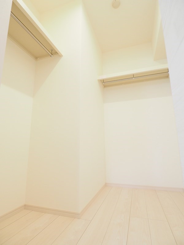 収納　ウォークインが大変広く収納力大。