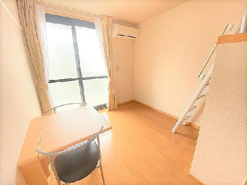 居室・リビング　１Ｆ　フローリング　２F/3F　カーペット