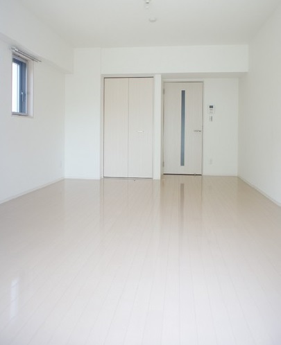 居室・リビング　白を基調とした清潔感のある室内