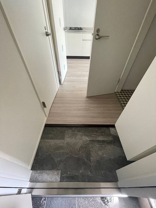 玄関　※同物件別部屋参考写真