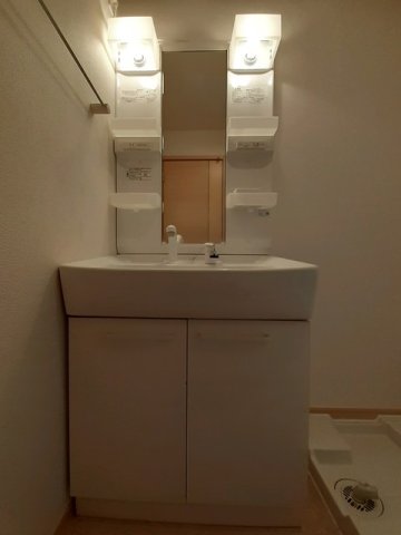 洗面設備　ゆったりとスペースのある洗面所