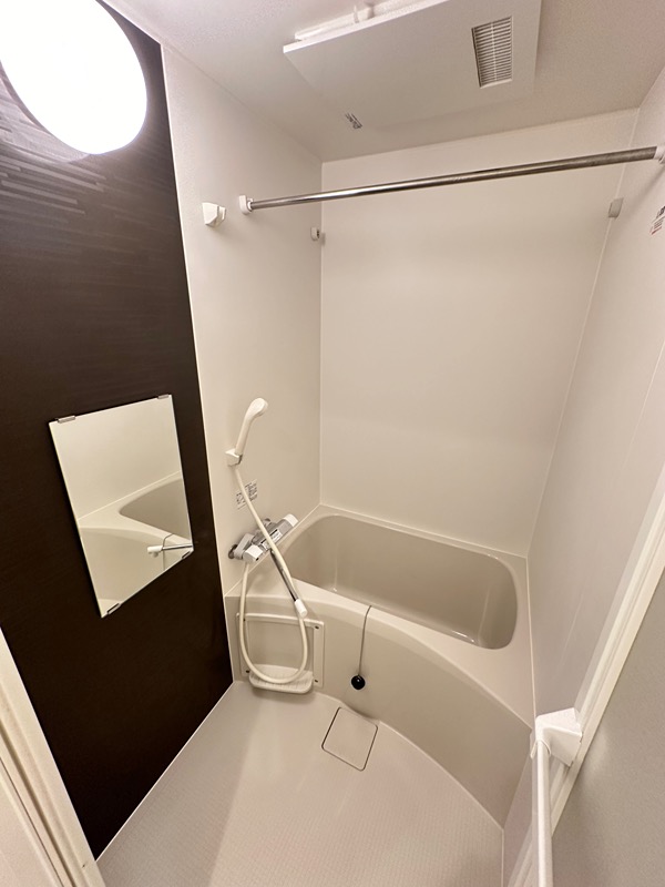 バス・シャワールーム　清潔感のあるカラーパネルのバスルーム