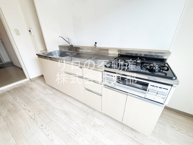 キッチン　便利な３口ガスコンロ設置済！