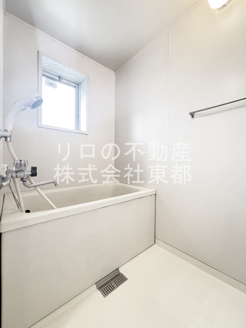 バス・シャワールーム　窓付きのバスルーム♪換気もできて気持ちいいですね♪