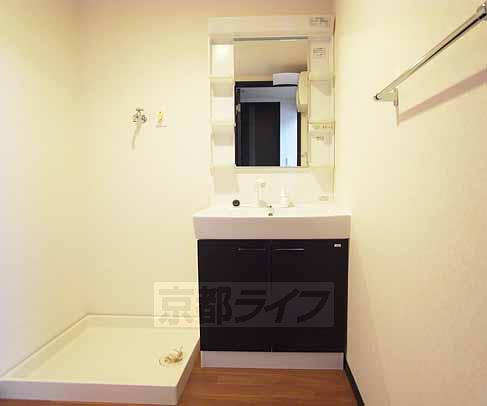 洗面設備　シャンプードレッサー付きの立派な独立洗面台です。