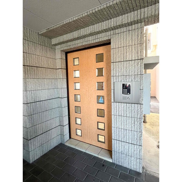 エントランス　オートロック付きのマンションです