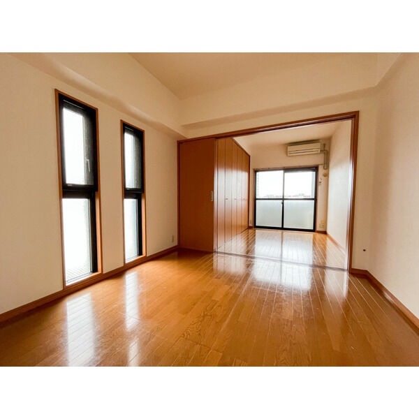 居室・リビング　窓があるのでお部屋が明るく感じます