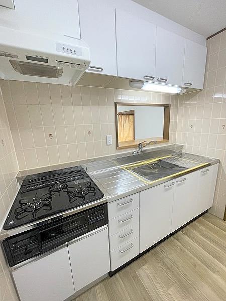 キッチン　システムキッチン・グリル付き3口ガスコンロ