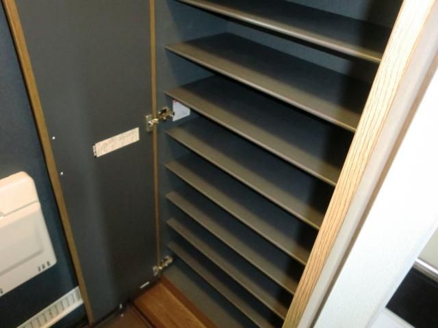 玄関　★大き目のシューズボックスです★