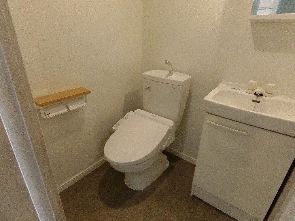 トイレ　人気のバストイレ別にリノベ済み