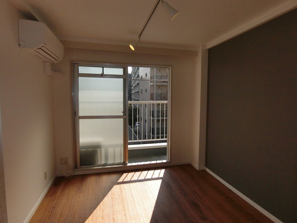 居室・リビング　南向き明るい室内　エアコン付き　喫煙者契約不可