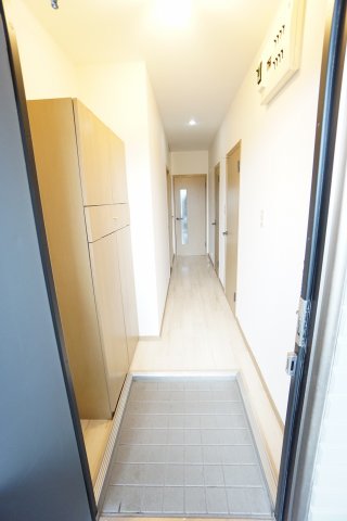 玄関　※同物件・反転タイプの写真です。