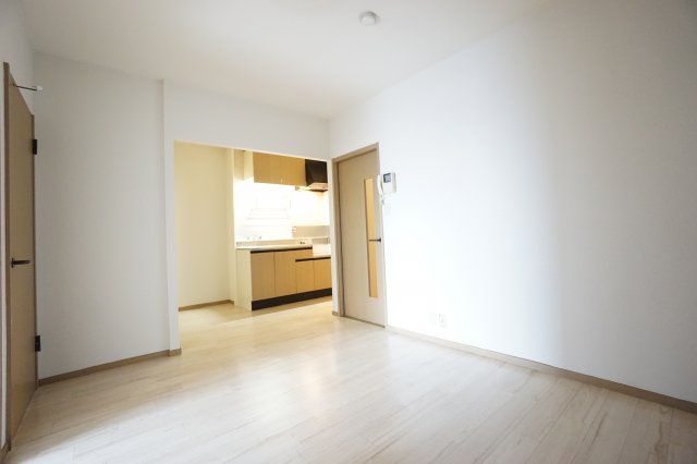 居室・リビング　※同物件・反転タイプの写真です。