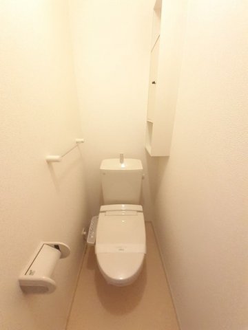 トイレ　落ち着いた色調のトイレです