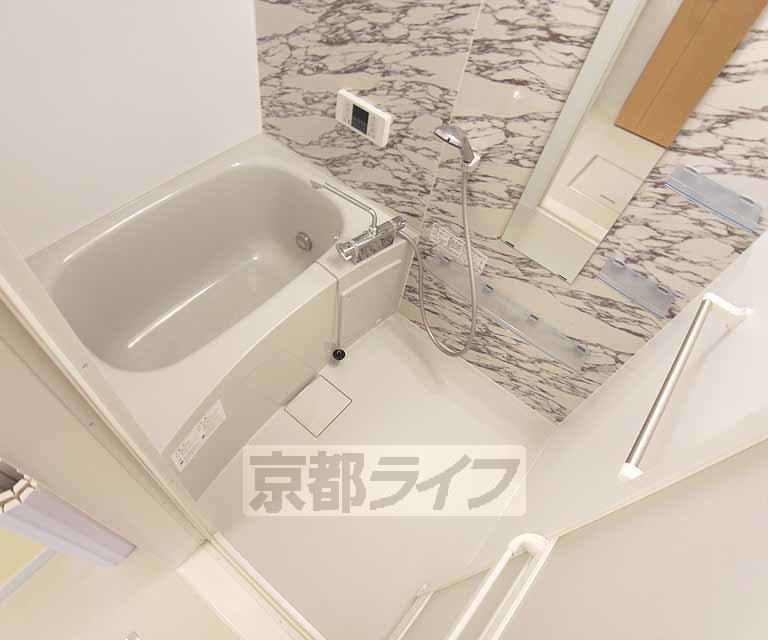 バス・シャワールーム　アクセントパネルがオシャレです。