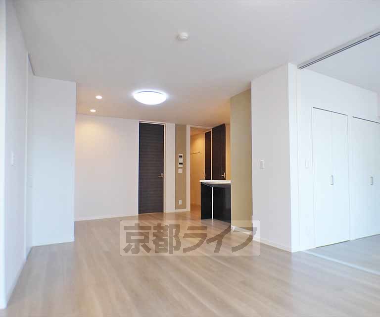 居室・リビング　上賀茂神社、スーパー、郵便局近くの大人気シャーメゾンです。