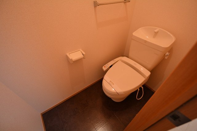 トイレ　温水洗浄便座機能付き♪