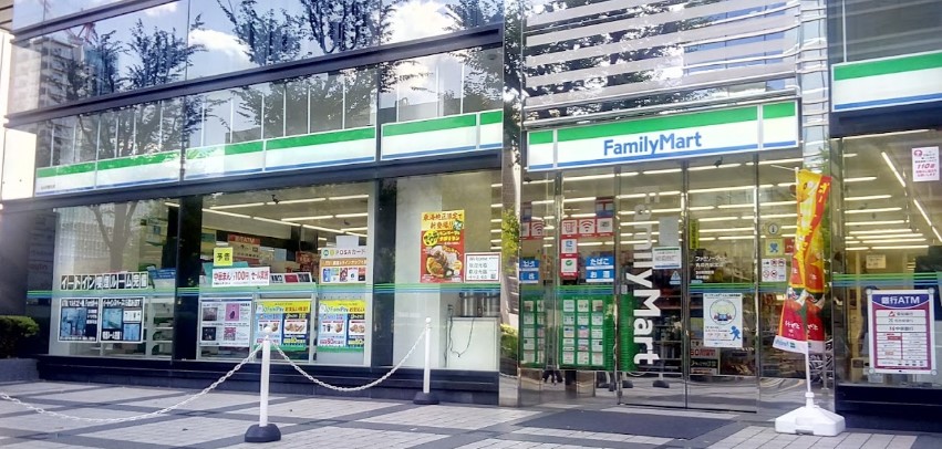 コンビニ　ファミリーマート 丸の内駅北店（コンビニ）まで537m