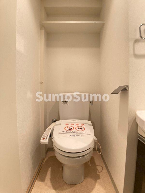 トイレ　落ち着いた色調のトイレです