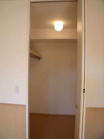 収納　照明付きのウォークインクローゼット