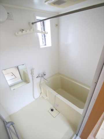 バス・シャワールーム　浴室乾燥機のＵＢ　窓があり換気良好