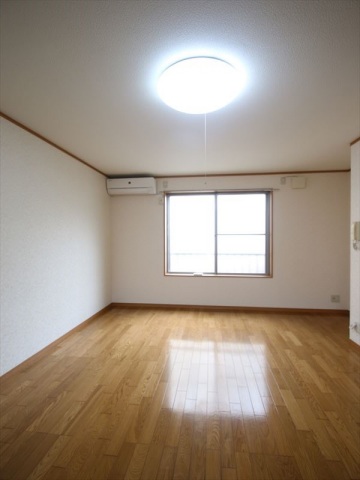 居室・リビング　エアコン付　2面採光で明るく風通しが良好なお部屋