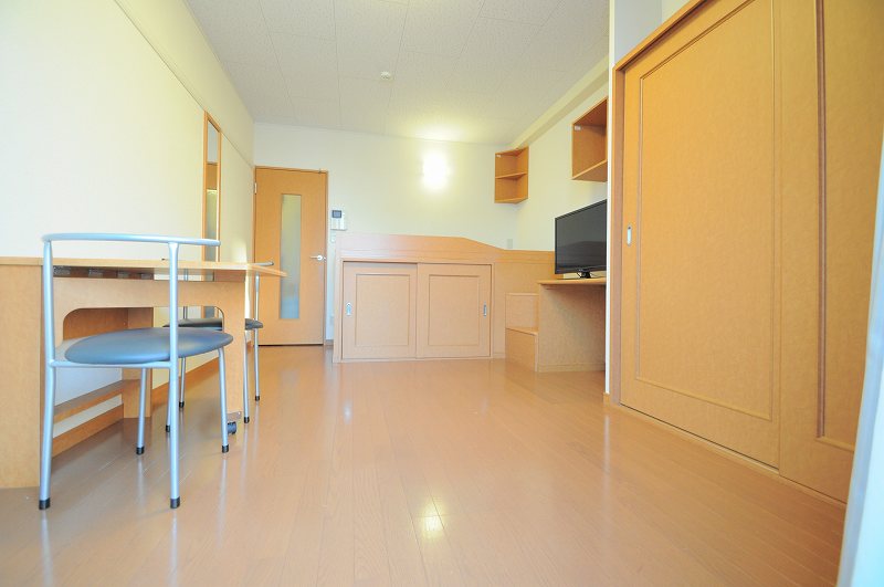 居室・リビング　１階はフローリングで、２階は絨毯になります。