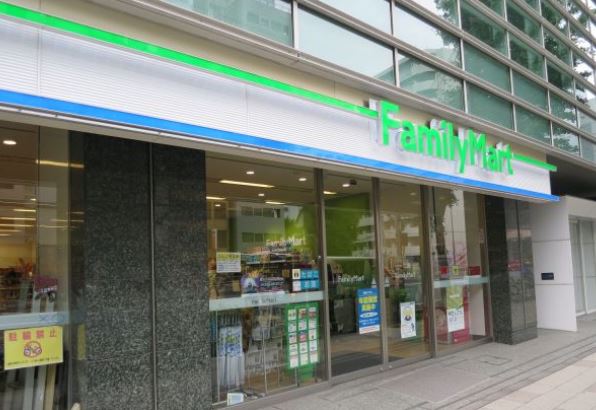 コンビニ　ファミリーマート第一京浜芝二丁目店（コンビニ）まで247m