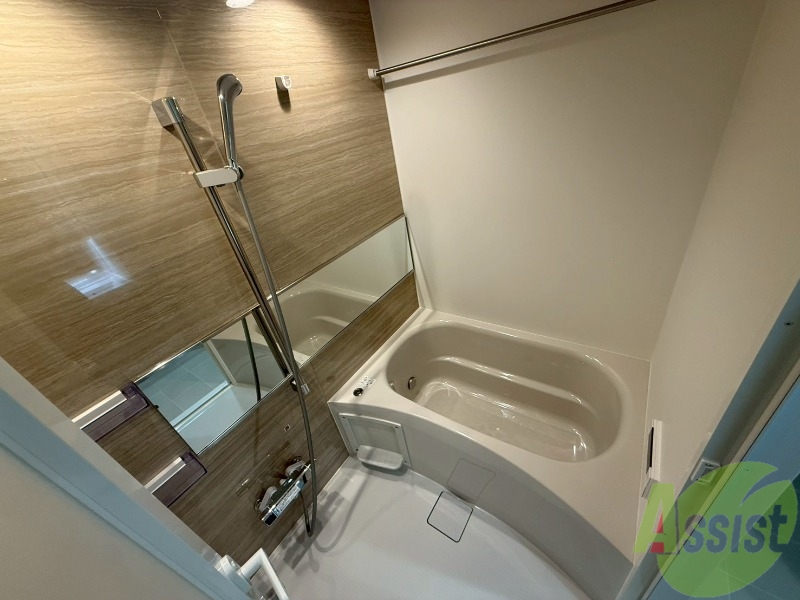 バス・シャワールーム　浴室は追い焚き給湯と浴室乾燥機付きです。嬉しいですね。