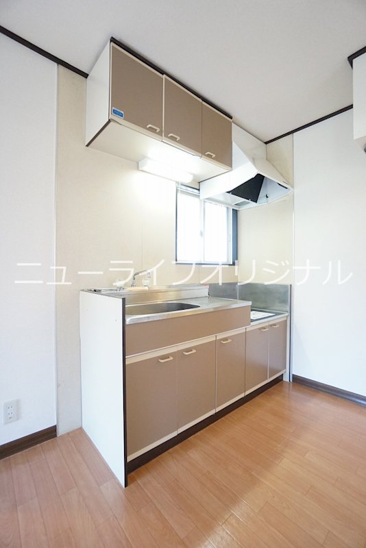 キッチン　小窓があり、換気、採光に便利