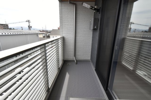 バルコニー　暖かな日差しのふりそそぐバルコニー