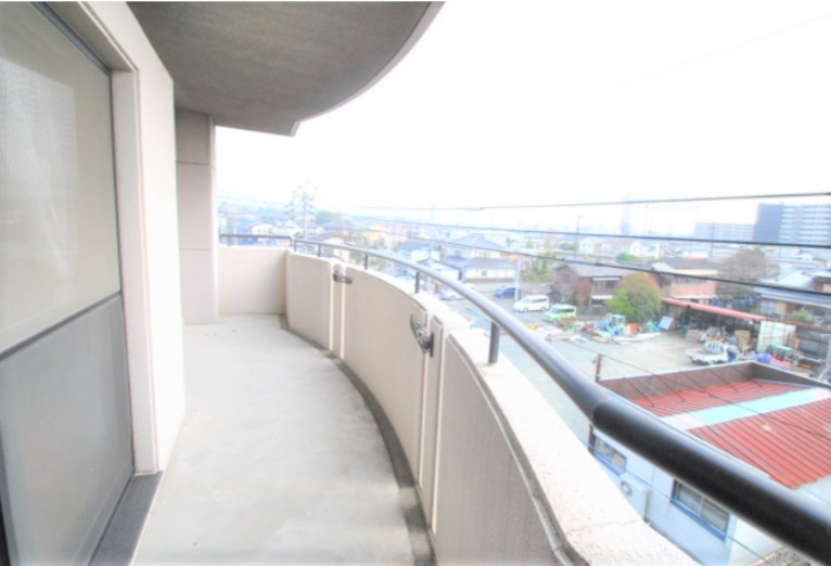 バルコニー　開放的で明るい空間を演出してくれるバルコニーです