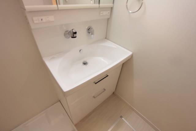 洗面設備　シャンプードレッサー付き洗面台