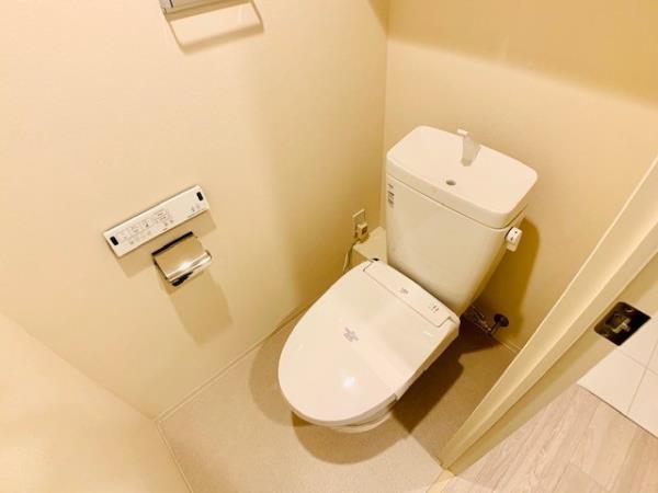 トイレ　落ち着いた色調のトイレです