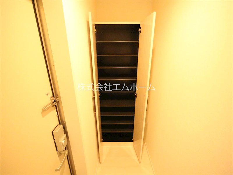 玄関　玄関　シューズボックス付（収納充実してます）